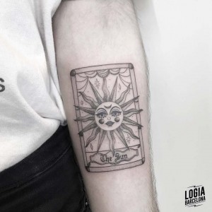 tatuaje_brazo_sol_logiabarcelona_moly_moonlight